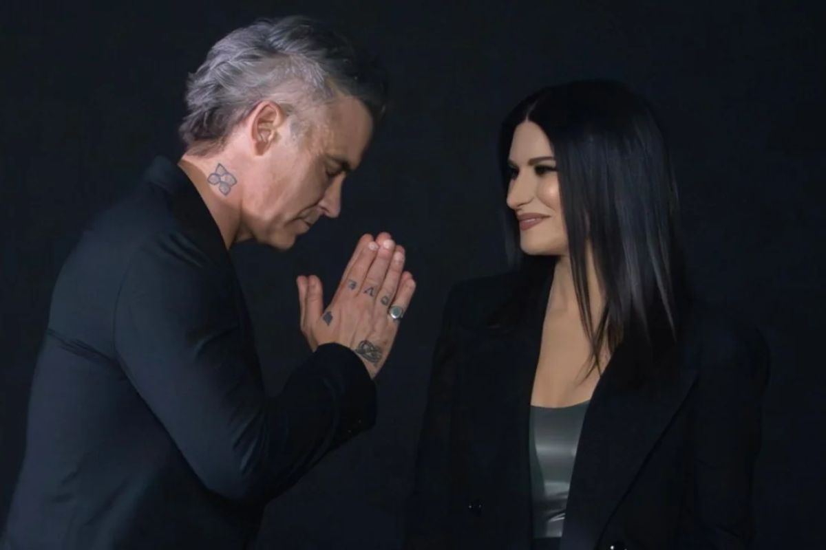 Desire, cantato da Robbie Williams e Laura Pausini è l'inno Fifa