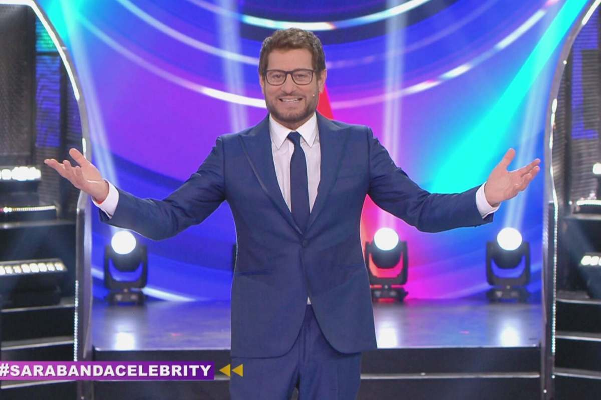 enrico papi a braccia aperte