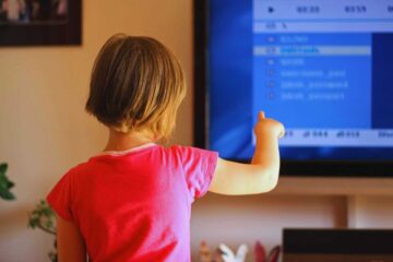 bambina guarda la tv