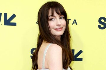 Anne Hathaway girata sul fianco mostra il profilo