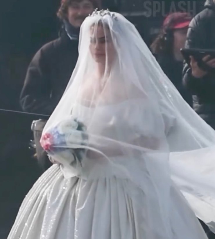 Margot Robbie in abito da sposa in una scena di Cime Tempestose