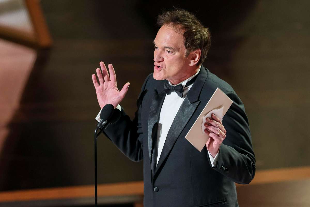 Quentin Tarantino parla con un microfono di fronte