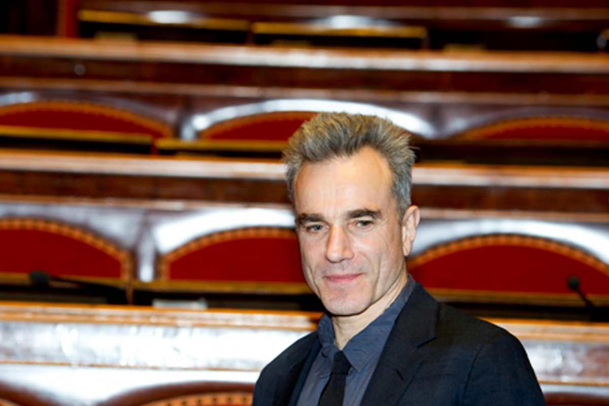 Daniel Day-Lewis seduto sulle poltrone