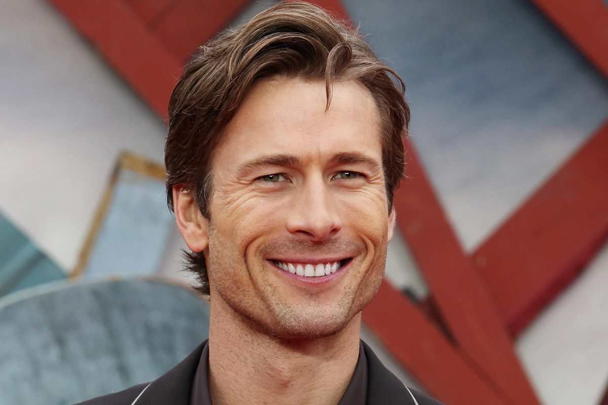 Glen Powell sorridente