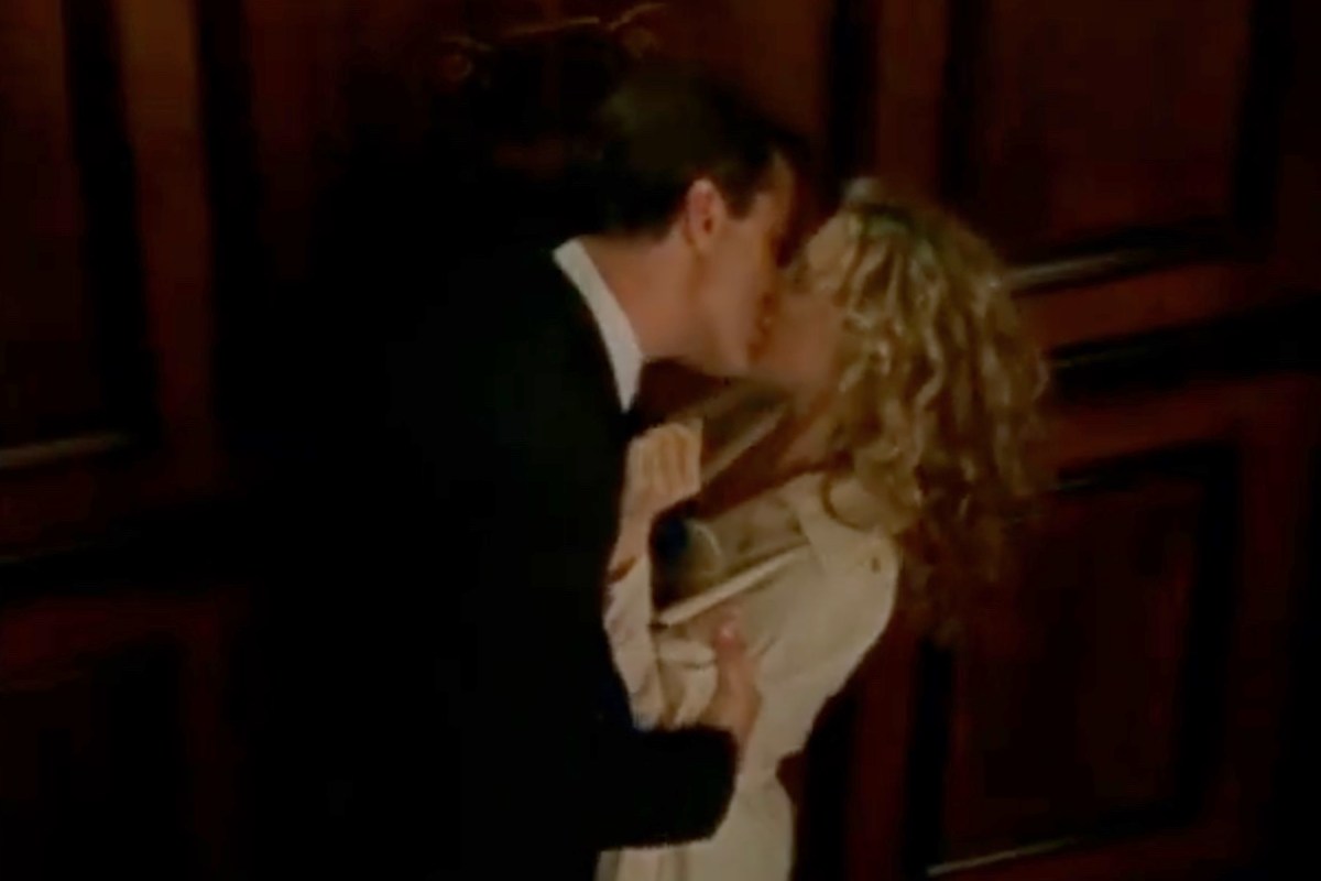 Carrie e Big si baciano in un ascensore