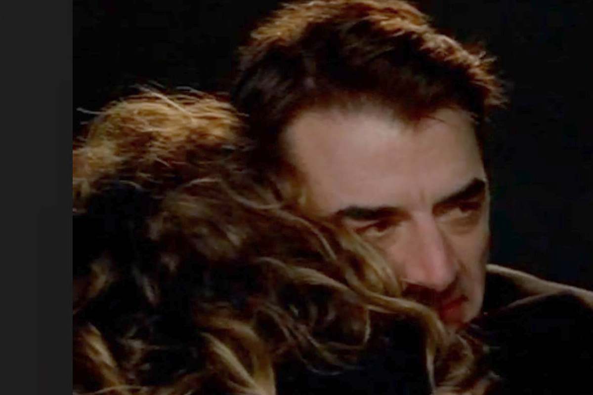 Chris Noth in una scena di Sex and the City abbraccia Sarah Jessica Parker
