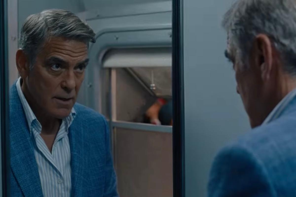 George Clooney si guarda allo specchio nel film Jay Kelly