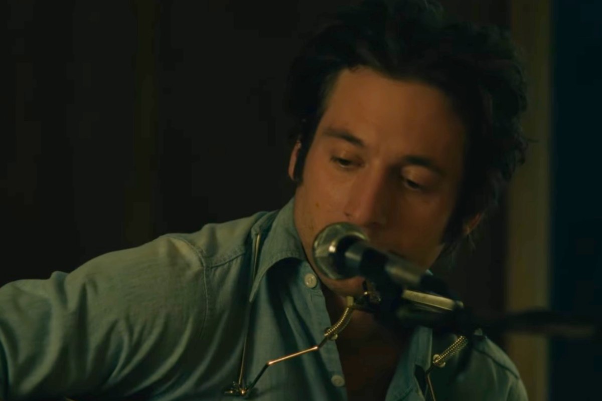 Jeremy Allen White con il microfono di fronte in una scena del film Deliver Me From Nowhere