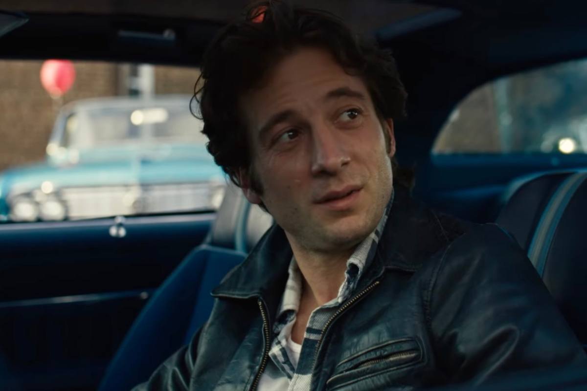 Jeremy Allen White in macchina in una scena del film Deliver Me From Nowhere