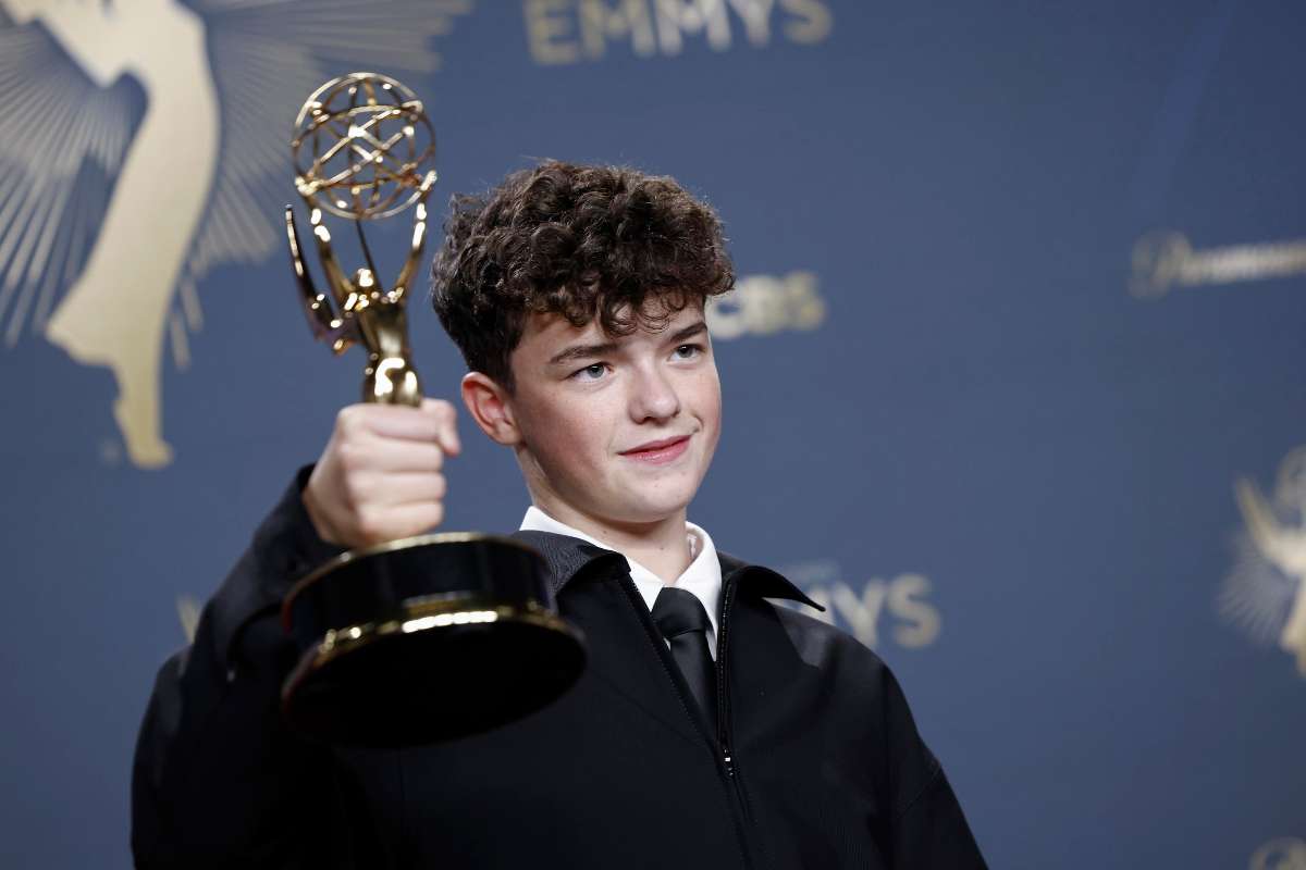Owen Cooper con l'Emmy in mano