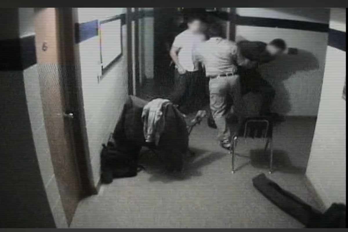 La videocamera riprende dei ragazzi che si picchiano