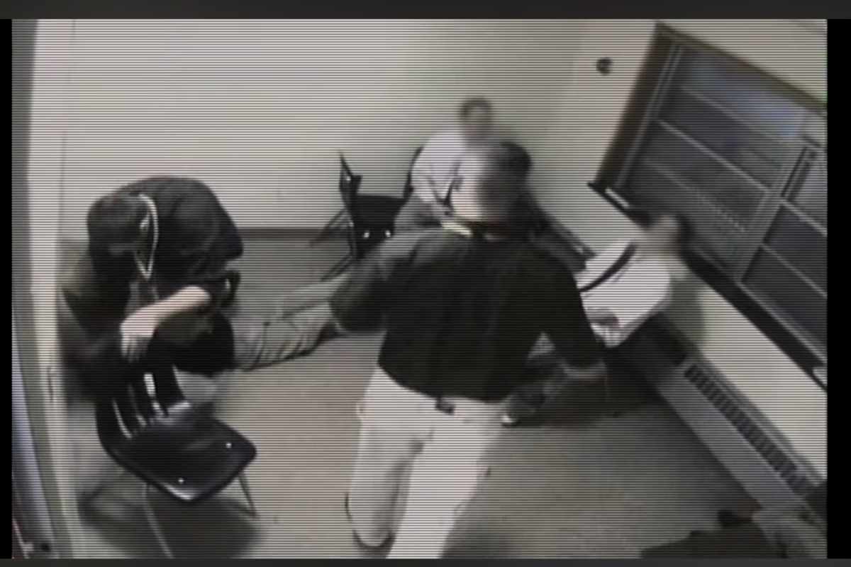 Una videocamera riprende una stanza con dei ragazzi