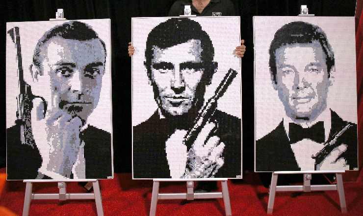 Tre quadri con tre immagini di tre Bond diversi 