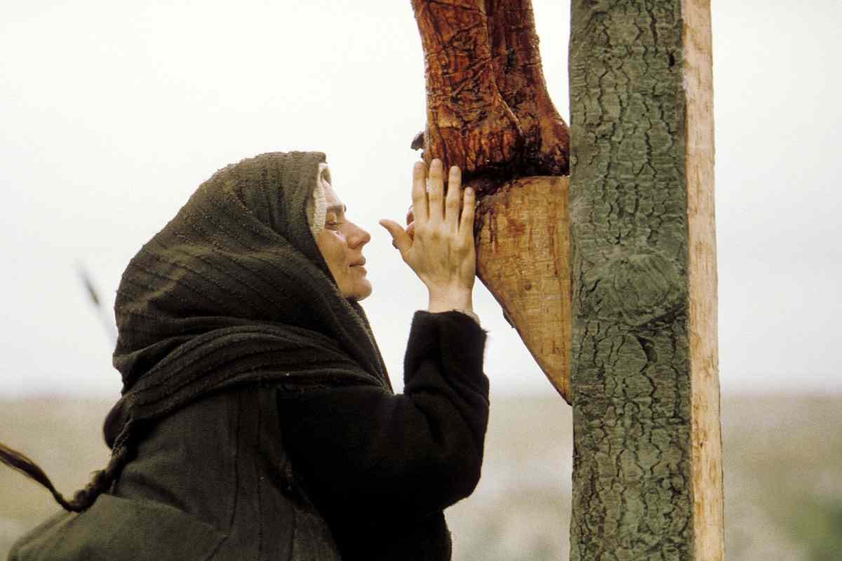 L'attrice che interpreta Maria ai piedi della croce