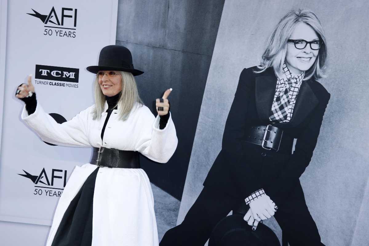Diane Keaton con una sua immagine alle spalle