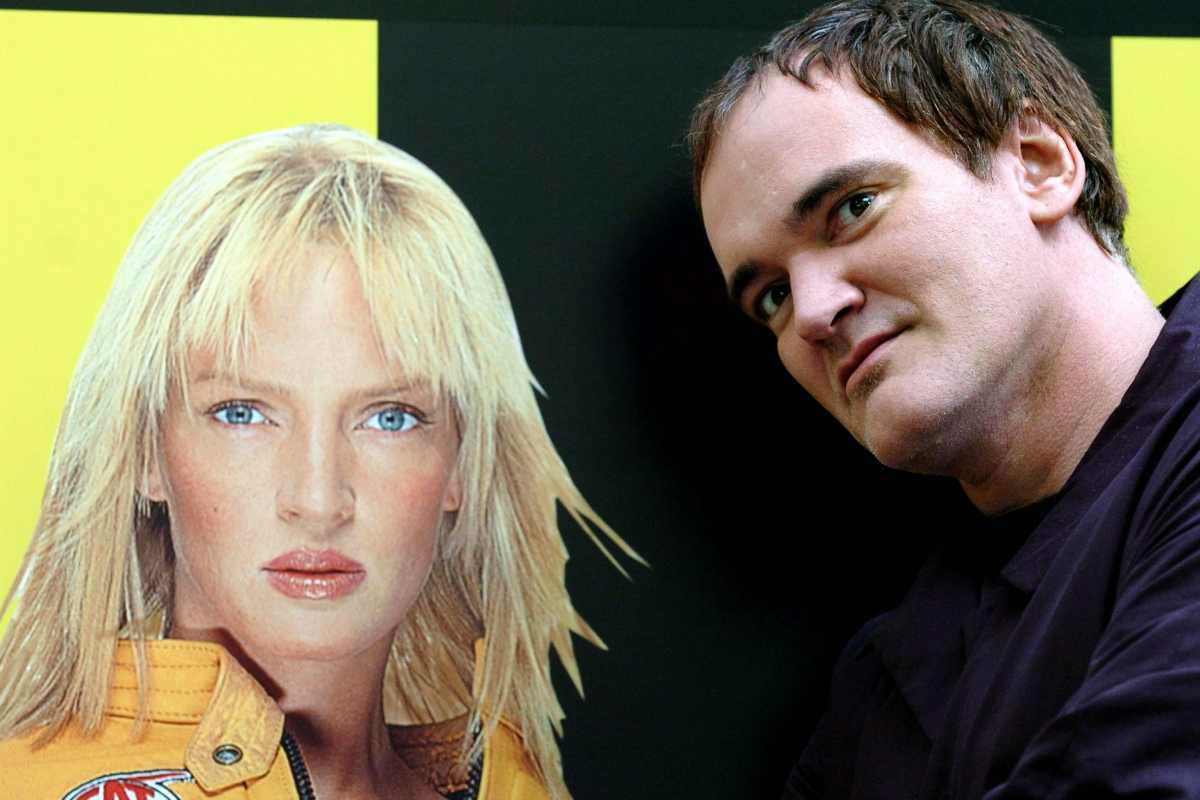 Quentin Tarantino in foto con l'immagine di Uma Thurman