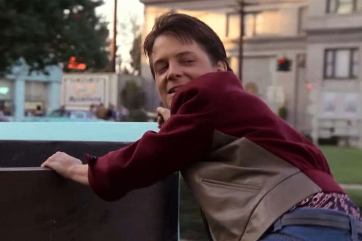 Michael J. Fox sullo skateboard in una scena di Ritorno al futuro