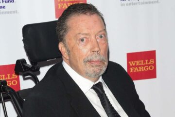 Tim Curry in sedia a rotelle