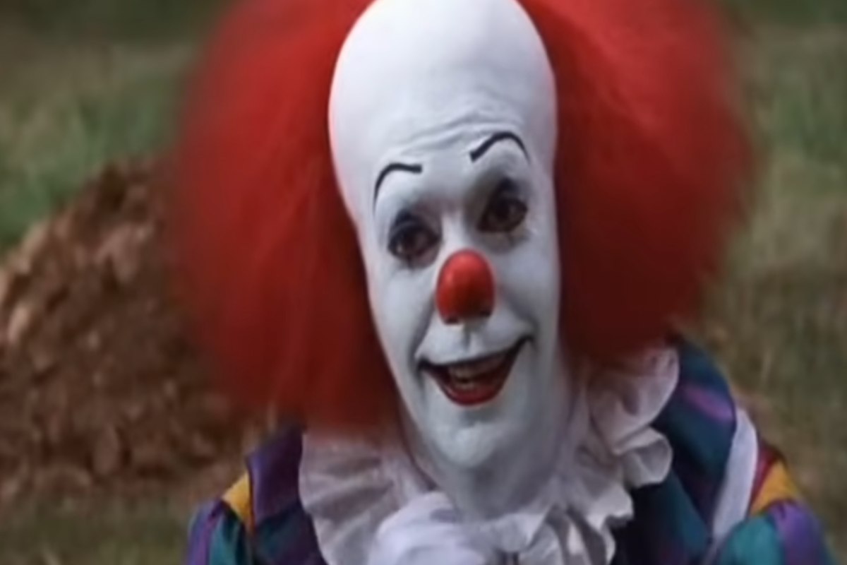 Tim Curry in scena mentre interpreta Pennywise