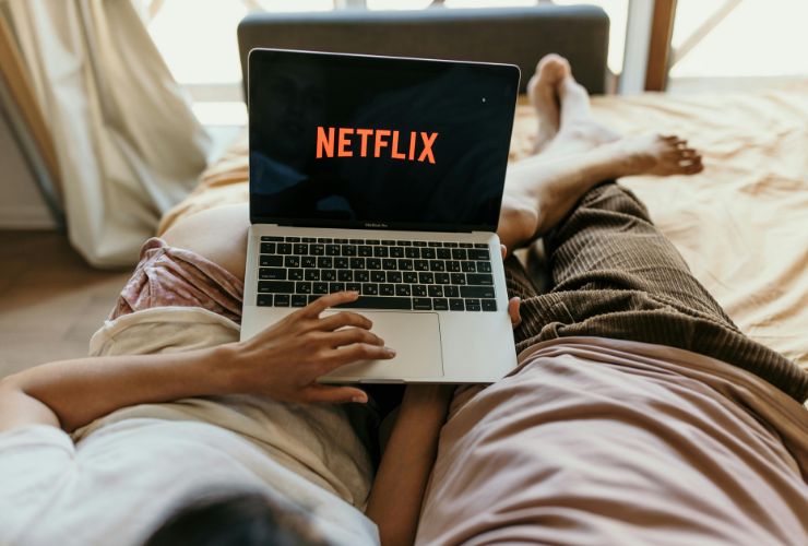 donna guarda netflix su pc