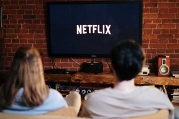 coppia guarda netflix su tv